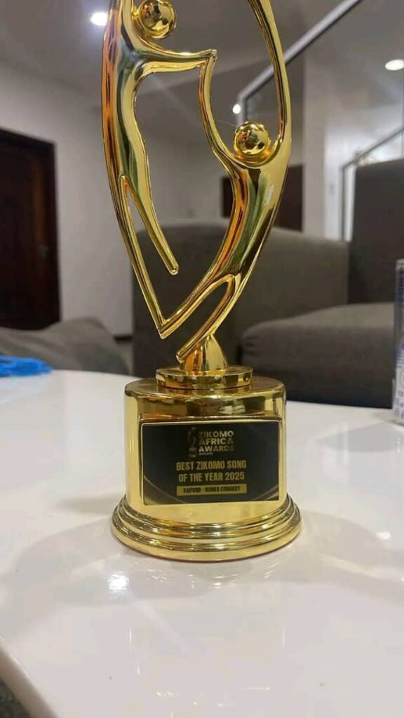 WhatsApp-Image-2025-12-20-at-16.12.15-576x1024 Saifond Baldé reçoit un nouveau trophée au Zikomo Africa Awards